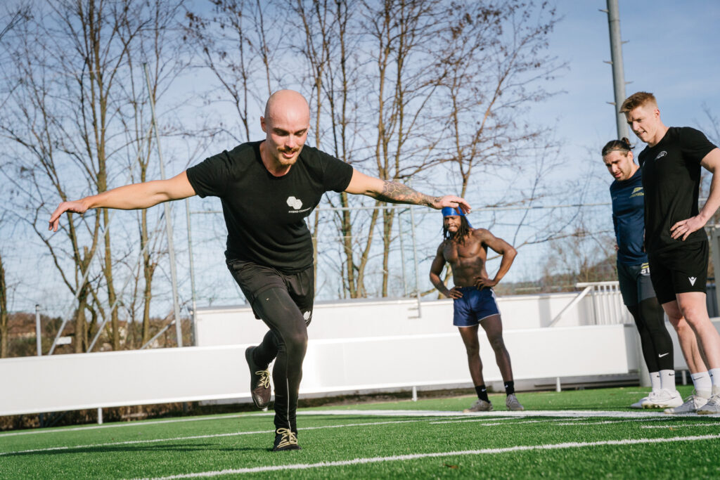 Gruppentraining mit Personal Trainer auf Outdoorfläche